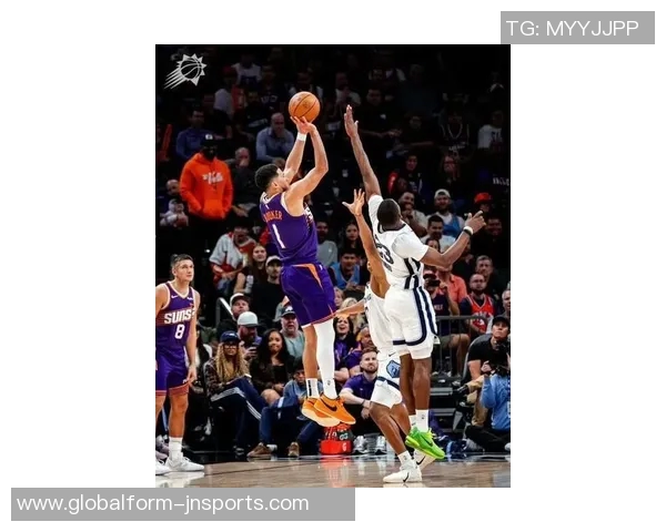 布克半场表现平平18分钟仅得10分3篮板6助攻正负值惨淡11