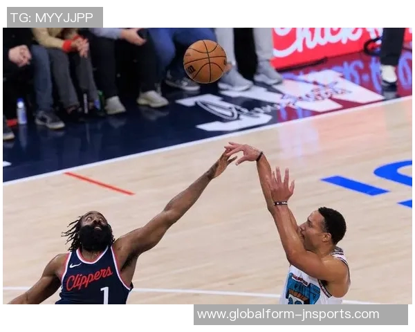 快船半场小幅领先灰熊哈登小卡联手发力助队取胜