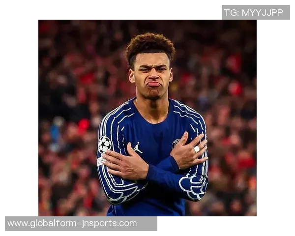 杜埃荣获环足最佳新星奖感谢团队共同努力成就辉煌 杜埃荣获环足最佳新星奖感谢团队共同努力成就辉煌