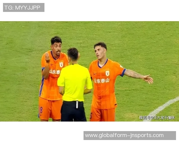 马德鲁加重返巴西踢野球并向市长赠送泰山球衣传递友谊与热情 马德鲁加重返巴西踢野球并向市长赠送泰山球衣传递友谊与热情